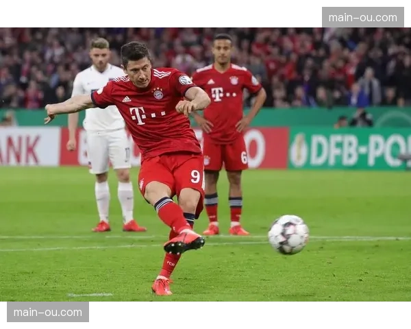 特写瞬间：莱万罚丢点球后，掩面长叹