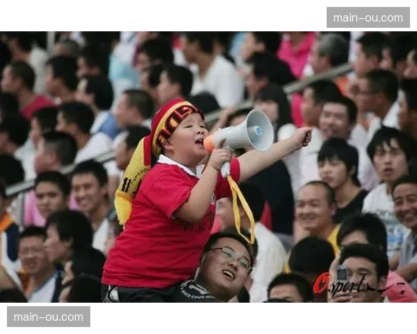 特写：看台上，一位小球迷为谢菲联的每次解围鼓掌直至终场